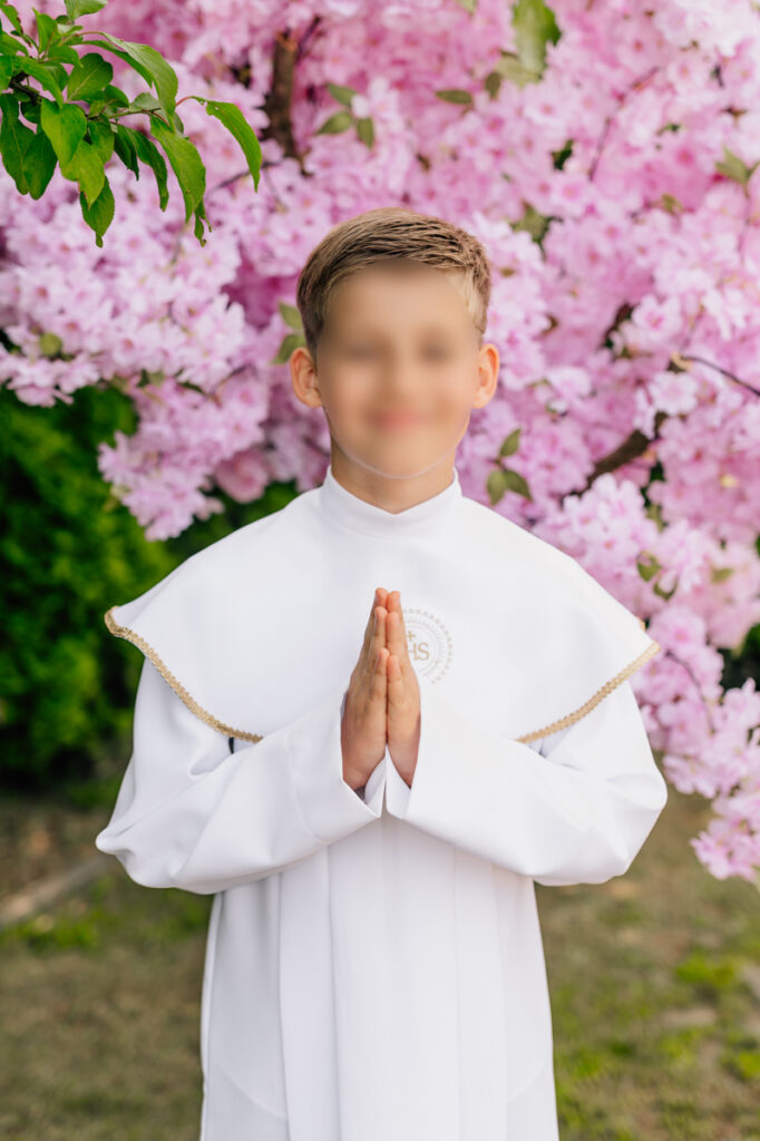 Dziecko pozujące do zdjęcia komunijnego - oferta i cennik Fotografii komunijnej